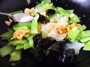 放入少许的盐。