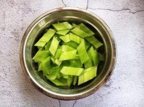 放在清水里泡一泡，清洗2遍，去除淀粉。
