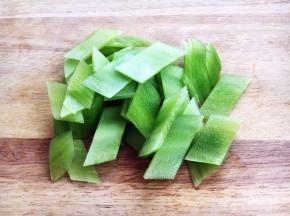 将莴笋切成片。