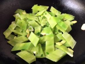 放入莴笋，木耳和银耳，翻炒均匀，放入少许的白胡椒粉。