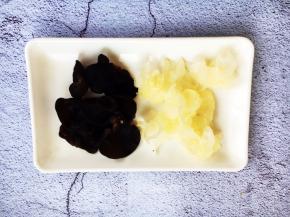 木耳银耳泡发好，都撕成小朵。