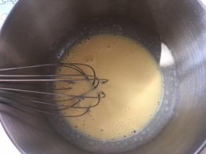 用蛋抽搅拌均匀