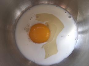 容器内加入牛奶、炼乳跟一颗蛋黄