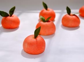 搭配上绿色的叶子，真假金桔傻傻分不清楚