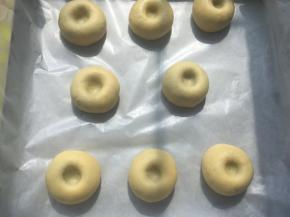 全部做好后，用手指在中间压出一个圆洞，外形跟金桔相近，压好的烧果子呈椭圆形