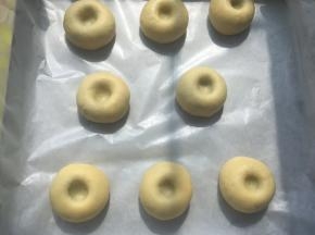 全部做好后，用手指在中间压出一个圆洞，外形跟金桔相近，压好的烧果子呈椭圆形