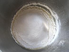 过筛低筋面粉跟泡打粉