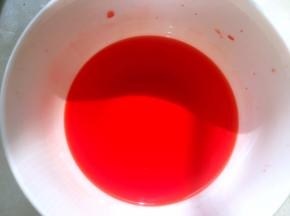 橘色色膏加水调成橘红色