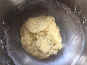 用刮棒翻拌均匀