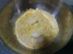 材料放在一起，慢慢加入牛奶和成面团