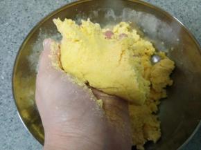 面团和好的状态就是捏起来感觉很好塑形，不会太软也不会太硬