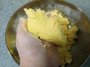 面团和好的状态就是捏起来感觉很好塑形，不会太软也不会太硬