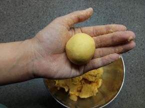 取一块面团，揉成球形
