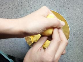 在底部戳一个洞，把头部放在另一个手的虎口处