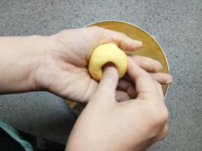 大拇指在洞里配合另一个手的虎口一边旋转面团一边把洞往深处推（我这描述也不知道清楚不，小仙女们都这么聪明，肯定能心领神会的）