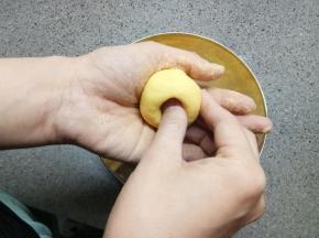 大拇指在洞里配合另一个手的虎口一边旋转面团一边把洞往深处推（我这描述也不知道清楚不，小仙女们都这么聪明，肯定能心领神会的）