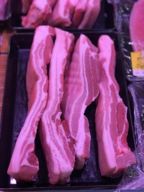 选择肥瘦比例为2比8或者3比7的比例，我选择的五花肉，我觉得肥的稍微多一些的话，口感更好，而且这种做法，肥肉吃起来是不会腻的，看个人口味喜欢来调整肥瘦比例即可