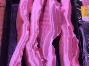 选择肥瘦比例为2比8或者3比7的比例，我选择的五花肉，我觉得肥的稍微多一些的话，口感更好，而且这种做法，肥肉吃起来是不会腻的，看个人口味喜欢来调整肥瘦比例即可