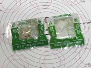 关于肠衣的选择，可以从网上买脆皮肠的盐渍肠衣，我做了两种，一种是羊肠衣，比较细和薄，灌装肉馅和煮的时候操作不当容易破掉，一种是猪肠衣，比较粗比较结实，相比来说，猪肠衣不容易破，如果新手可以选择猪肠衣，但是羊肠衣操作到位，也是不会破的
肠衣也分尺寸，我购买的是中等粗细的肠衣，羊肠衣的直径是2.4-2.6cm，猪肠衣是3.6cm直径的，有细一点的，也有粗一点的，看个人选择。