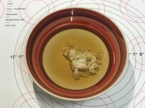 给肠衣去腥，可以选择白酒 料酒 醋，都可以去腥，水和酒类是1比1即可，或者随意倒一些，个人认为，酒类去腥不如醋，如果你能受的了醋的味道，醋其实去腥效果比酒要好一些，然后浸泡20分钟