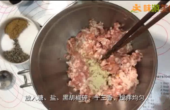 肉馅放入白酒和白胡椒粉，顺时针搅拌均匀，静置10分钟