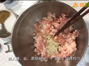 肉馅放入白酒和白胡椒粉，顺时针搅拌均匀，静置10分钟