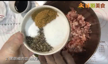 放入糖、盐、黑胡椒碎、十三香，搅拌均匀