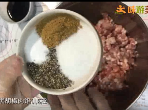放入糖、盐、黑胡椒碎、十三香，搅拌均匀