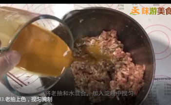 将老抽和水混合，加入淀粉中搅匀，淀粉水分两次加入肉馅中，每次都要等肉馅搅匀后把淀粉水吸收了再加入下一次，全部加入后，盖保鲜膜腌渍几个小时，肉馅可以提前一晚做好，第二天直接准备肠衣进行灌装。