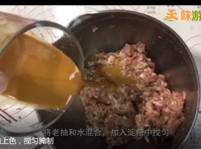 将老抽和水混合，加入淀粉中搅匀，淀粉水分两次加入肉馅中，每次都要等肉馅搅匀后把淀粉水吸收了再加入下一次，全部加入后，盖保鲜膜腌渍几个小时，肉馅可以提前一晚做好，第二天直接准备肠衣进行灌装。
