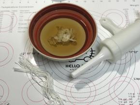 准备工作，准备好棉线，用来给肠系口，棉线长度10公分左右即可，灌肠器就是买肠衣赠送的最普通的灌肠器，一个人也可以操作，非常好用简单