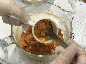 把灌肠器打开，将肉馅灌入，拧好盖子