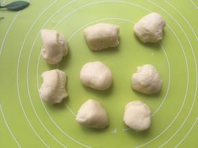 冷藏好的面团分成8等份，风干5分钟