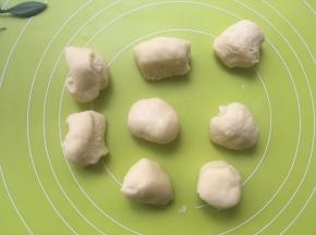 冷藏好的面团分成8等份，风干5分钟
