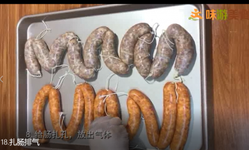 灌装好的肠，放在烤盘中，用针在每个肠上随意扎几下，然后每根肠用手掌来回揉搓，放掉肠衣内多余的气体，目的是减轻肠衣的压力，以及在煮的过程不会热气膨胀而导致肠衣破掉，还有就是肉馅连贯的完整