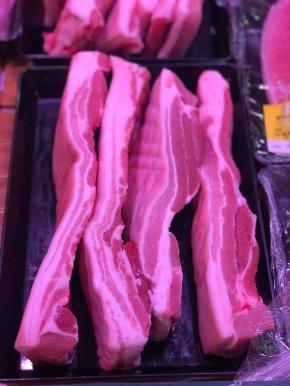 选择肥瘦比例为2比8或者3比7的比例，我选择的五花肉，我觉得肥的稍微多一些的话，口感更好，而且这种做法，肥肉吃起来是不会腻的，看个人口味喜欢来调整肥瘦比例即可