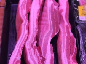 选择肥瘦比例为2比8或者3比7的比例，我选择的五花肉，我觉得肥的稍微多一些的话，口感更好，而且这种做法，肥肉吃起来是不会腻的，看个人口味喜欢来调整肥瘦比例即可