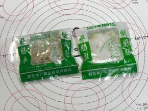 关于肠衣的选择，可以从网上买脆皮肠的盐渍肠衣，我做了两种，一种是羊肠衣，比较细和薄，灌装肉馅和煮的时候操作不当容易破掉，一种是猪肠衣，比较粗比较结实，相比来说，猪肠衣不容易破，如果新手可以选择猪肠衣，但是羊肠衣操作到位，也是不会破的 肠衣也分尺寸，我购买的是中等粗细的肠衣，羊肠衣的直径是2.4-2.6cm，猪肠衣是3.6cm直径的，有细一点的，也有粗一点的，看个人选择。