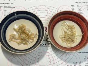 处理肠衣，反复洗干净表面的盐粒，浸泡20分钟，肠衣浸泡到位，弹性非常好的时候，把肠衣的一端套在水龙头上，打开水龙头，把肠衣中间也冲洗一下，也可以顺便检查，肠衣是否有破损的