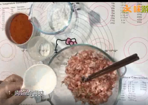 馅放入白酒和白胡椒粉，顺时针搅拌均匀，静置10分钟