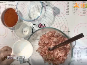 馅放入白酒和白胡椒粉，顺时针搅拌均匀，静置10分钟