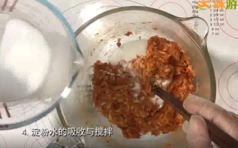 将淀粉和水混合搅匀，淀粉水分两次加入肉馅中，每次都要等肉馅搅匀后把淀粉水吸收了再加入下一次，全部加入后，盖保鲜膜腌渍几个小时，肉馅可以提前一晚做好，第二天直接准备肠衣进行灌装。