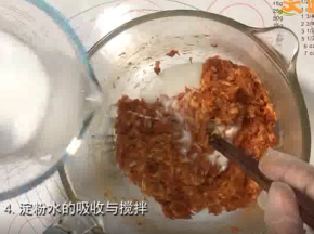 将淀粉和水混合搅匀，淀粉水分两次加入肉馅中，每次都要等肉馅搅匀后把淀粉水吸收了再加入下一次，全部加入后，盖保鲜膜腌渍几个小时，肉馅可以提前一晚做好，第二天直接准备肠衣进行灌装。