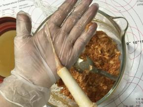 把肠衣一端套进灌肠嘴中，折叠套入，如果套的过程觉得非常涩，很难套入，可以把肉馅挤出来一些，让灌肠口带一些肉的油份，这样滑滑的，非常容易套进去，然后尾端打个结