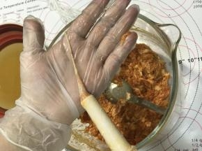 把肠衣一端套进灌肠嘴中，折叠套入，如果套的过程觉得非常涩，很难套入，可以把肉馅挤出来一些，让灌肠口带一些肉的油份，这样滑滑的，非常容易套进去，然后尾端打个结