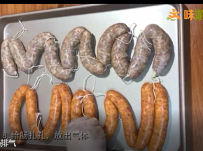 灌装好的肠，放在烤盘中，用针在每个肠上随意扎几下，然后每根肠用手掌来回揉搓，放掉肠衣内多余的气体，目的是减轻肠衣的压力，以及在煮的过程不会热气膨胀而导致肠衣破掉，还有就是肉馅连贯的完整