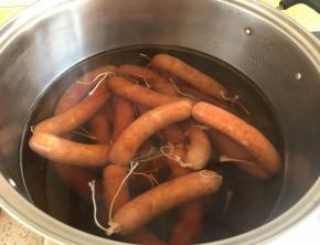 开始煮肠，准备一锅水，喜欢肠衣表面颜色深的可以在煮锅中放一些老抽增加颜色，也可以不放，水温不能开锅，也就是不能冒泡，这样温度太高，肠衣容易煮破，如果你的煤气灶不能调至非常小的火，可以准备一碗水，在马上要冒泡的时候，放一些凉水，这样也能降温，如果大火煮的话，薄肠衣一定会煮破的，全程大概煮30分钟左右