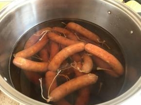 开始煮肠，准备一锅水，喜欢肠衣表面颜色深的可以在煮锅中放一些老抽增加颜色，也可以不放，水温不能开锅，也就是不能冒泡，这样温度太高，肠衣容易煮破，如果你的煤气灶不能调至非常小的火，可以准备一碗水，在马上要冒泡的时候，放一些凉水，这样也能降温，如果大火煮的话，薄肠衣一定会煮破的，全程大概煮30分钟左右