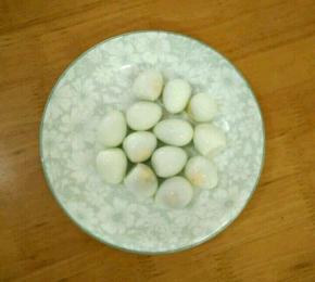 鹌鹑蛋放水里煮八分钟，捞出冲水剥皮。