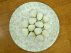鹌鹑蛋放水里煮八分钟，捞出冲水剥皮。
